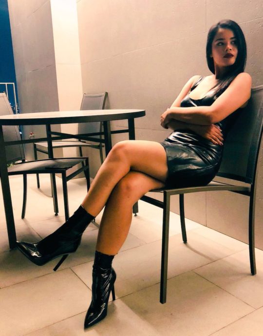 Thai Reife Bruenette Femdom